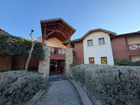 Precioso monoambiente, en primer piso, con baño completo y entrada de auto, ubicado dentro del complejo residencial y turístico VILLA HUAPI.