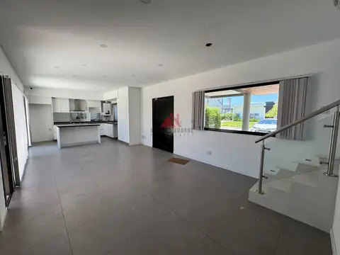 Casa en Alquiler con 4 cocheras