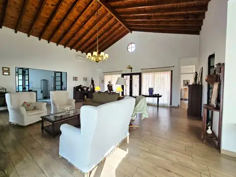 CASA EN VENTA EN LA ESCONDIDA - PILAR