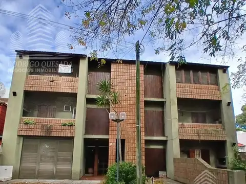 Departamento 2 y/1/2  con cochera y baulera ambientes Excelente Ubicación -