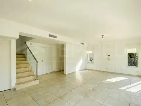 Casa 4 ambientes con 3 baños