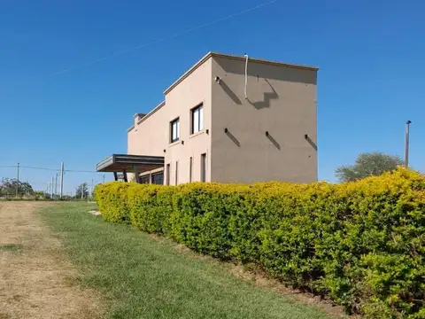 VENDO MARAVILLOSA CASA A ORILLAS DEL RÍO EN ESQUINA!