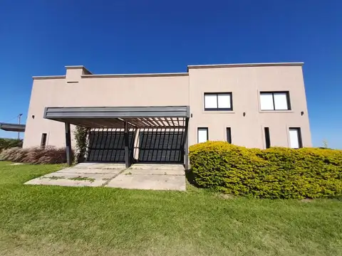 VENDO MARAVILLOSA CASA A ORILLAS DEL RÍO EN ESQUINA!