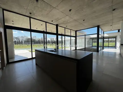 Casa en Venta con 4 cocheras