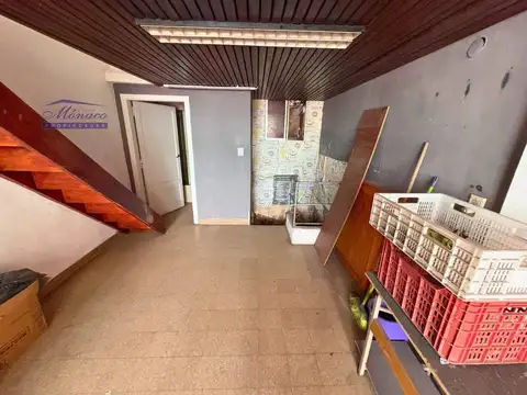 Local a la calle con sotano. Uruguay Nº 75.-