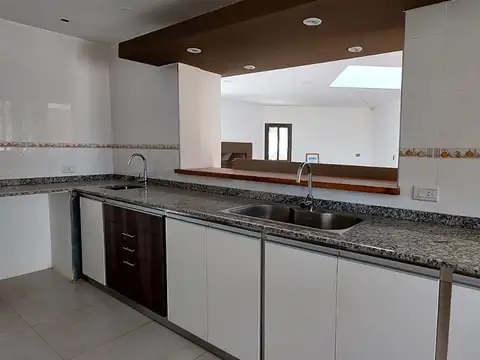 Casa 6 ambientes con 3 baños