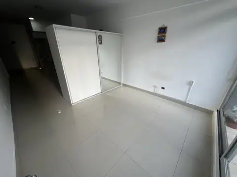 Exc depto monoambiente con patio al c/fte - M luminoso - A mts Subte A