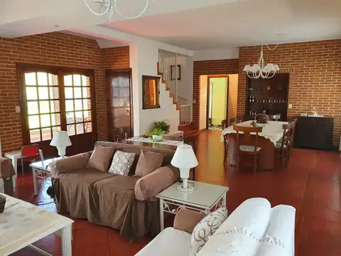 Casa en Alquiler con 3 cocheras