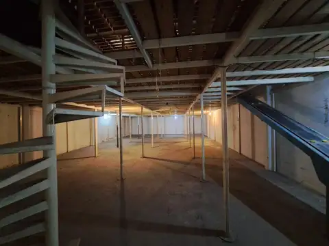 GALPON EN ALQUILER CON PLANTA BAJA Y 2 ENTRE PISOS