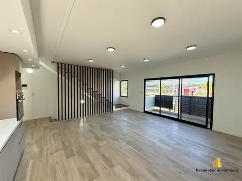 Triplex 4 Ambientes a Estrenar con Cochera para Dos Autos, Jardín y Balcones – Tigre Centro.
