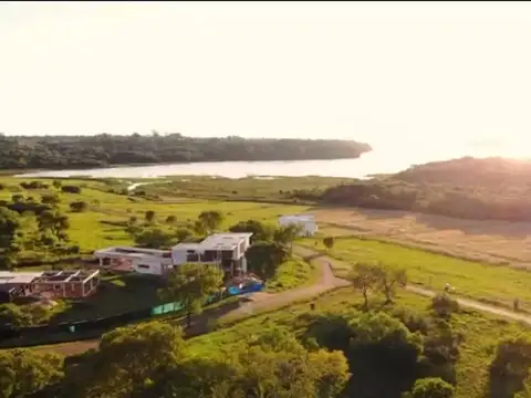 (Cod. 736) Imponente Esquina en Barrio Privado Santa Cecilia