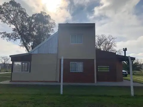 VENTA CASA 4 AMBIENTES EN BARRIO CERRADO