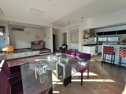 Casa en Alquiler con 2 cocheras