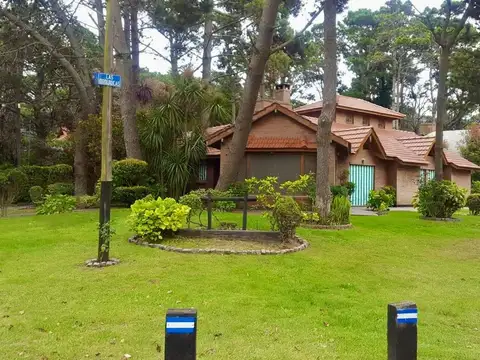 CASA 8 AMBIENTES, 4 DORMITORIOS, JARDIN, COCHERA, PARRILLA