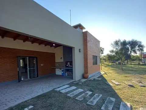 Casa quincho 1 dormitorio con piscina y parque!