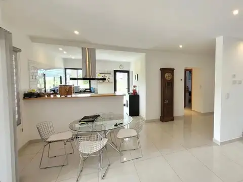 Casa 5 ambientes con 4 baños