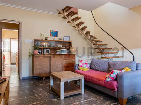 Casa 6 ambientes con 2 baños