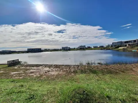 NEV. Lote a la laguna en Puertos del Lago - barrio Riberas