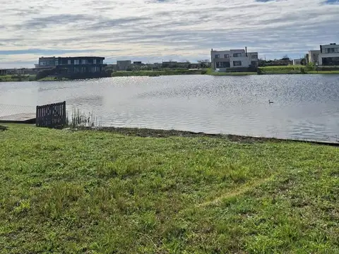NEV. Lote a la laguna en Puertos del Lago - barrio Riberas