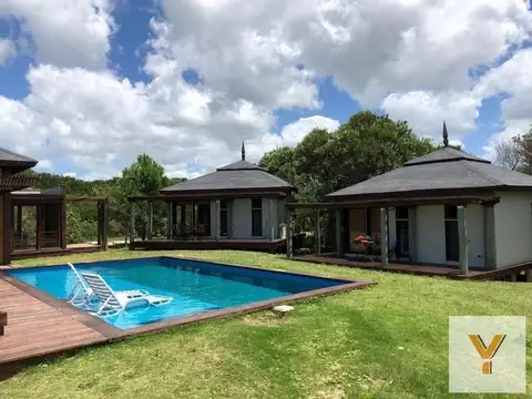 Casas en venta - 4 Dormitorios 2 Baños - 277 mts2 - Balneario La Esmeralda