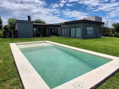 Venta Casa 4 Ambientes con Pileta, Parrilla y Salida al Lago en San Sebastián Apto Credito
