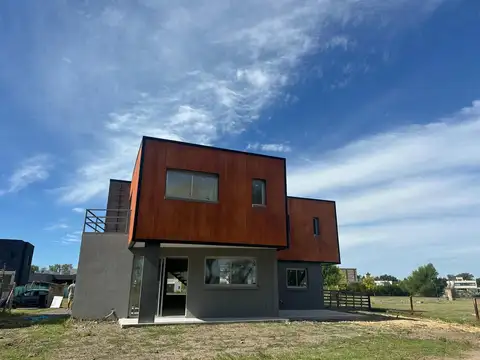 Casa 4 ambientes con 2 baños