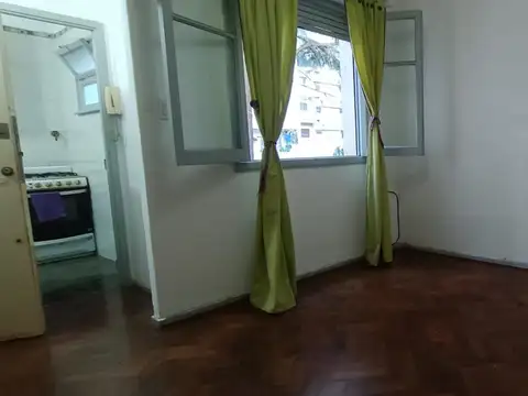 Departamento 2 ambientes en segundo piso por escalera en Caballito en venta, excelente ubicación.