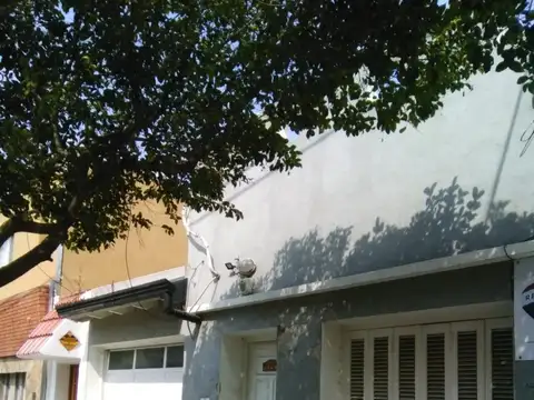 CASA EN BELLA VISTA. DOS DORMITORIOS.