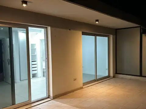 AMPLIO MONOAMBIENTE EN ALQUILER CON PATIO Y PARRILLERO