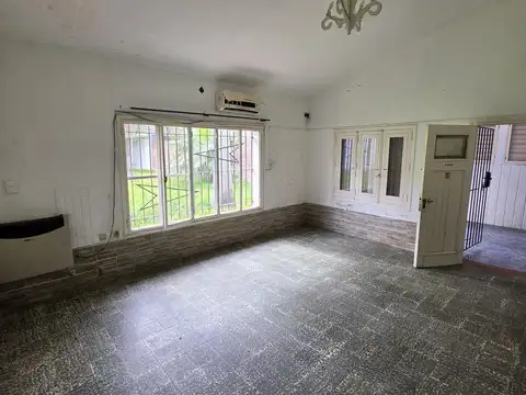 Casa en Alquiler con 2 cocheras