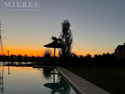 Casa en Alquiler con 2 cocheras