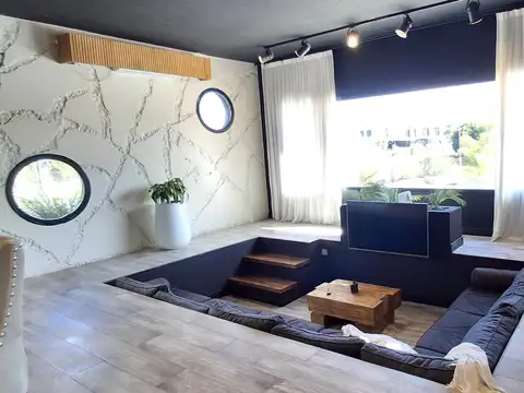 Casa en Venta con 3 cocheras