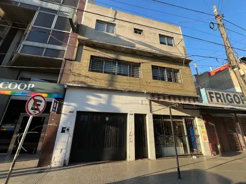 Casa multifamiliar con local, quincho y cochera