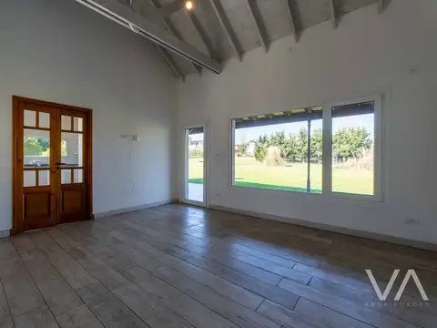 Casa en Alquiler con 6 cocheras