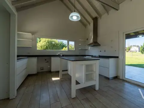 Impecable casa con tres dormitorios. Jardín. Arenas del Sur.