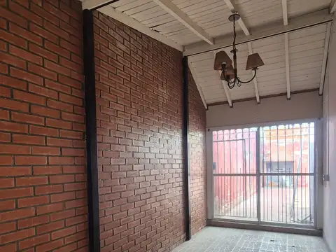 Casa 4 ambientes con 1 baño