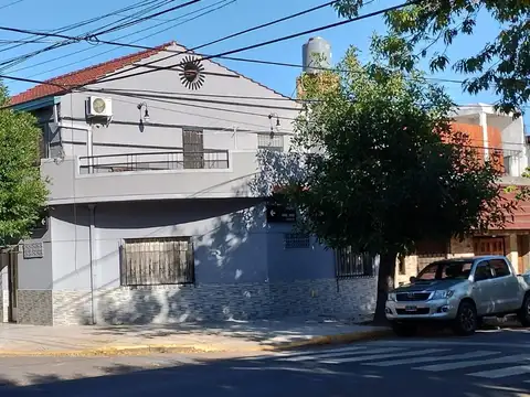 CASA DE 4 ABIENTES CON COHERA Y TERRAZA