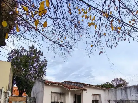 CASA EN LOTE PROPIO CON JARDÍN Y COCHERA – VIRREYES