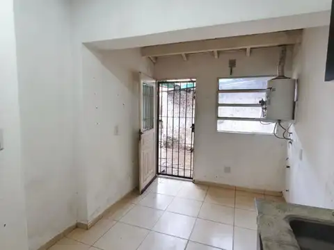 CASA EN LOTE PROPIO CON JARDÍN Y COCHERA – VIRREYES