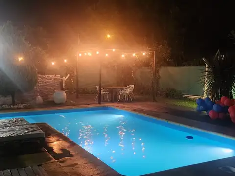 ESPECTACULAR QUINTA CON PISCINA Y AMPLIO PARQUE. INSUPERABLE RENTA, SE ALQUILA PARA FIESTAS. EXCELENTE UBICACION.