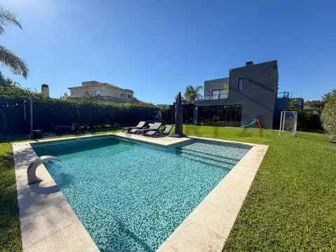 Casa en Venta con 4 cocheras