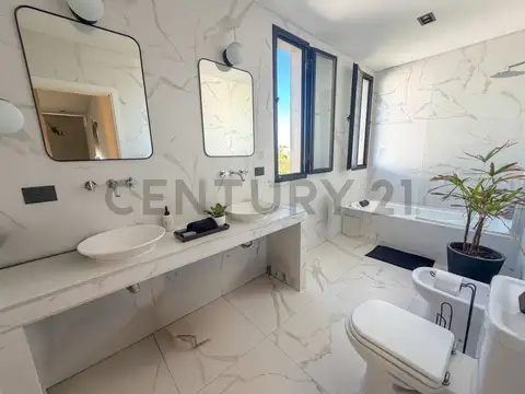 Casa 4 ambientes con 3 baños