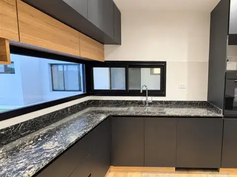 Casa 6 ambientes con 2 baños