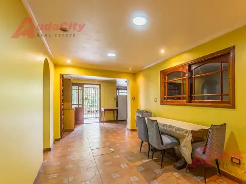 Casa en Alquiler con 2 cocheras