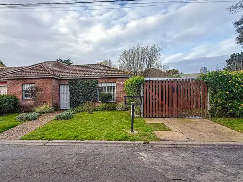 Venta Casa 3 amb  Lomas del Golf con amplio parque