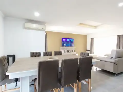 Casa 6 ambientes con 2 baños