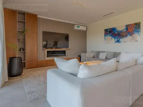 Casa en Alquiler con 2 cocheras