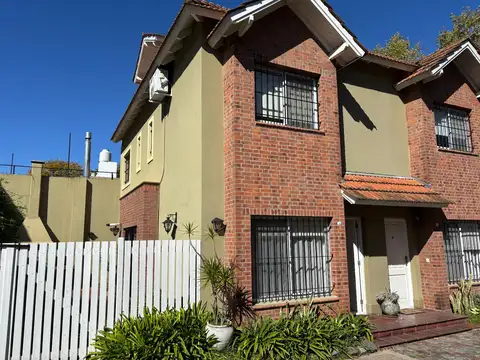 Impecable casita tipo triplex, con jardincito y parrilla en condominio cerrado!