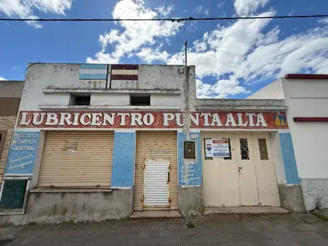 Local con casa y patio a reciclar en Patagones 550
