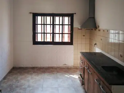 Casa 6 ambientes con 2 baños